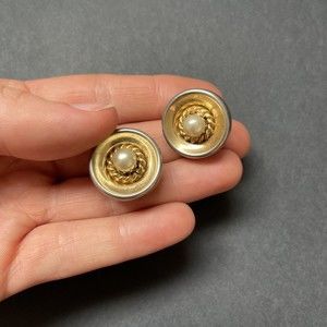 Vtg. Hobe Round Gold Tone Pearl Simple Clip On Earrings